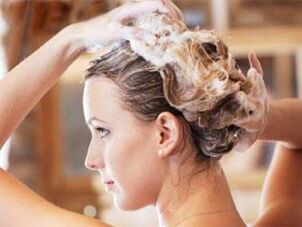 Používání léčivého šamponu na příznaky psoriázy